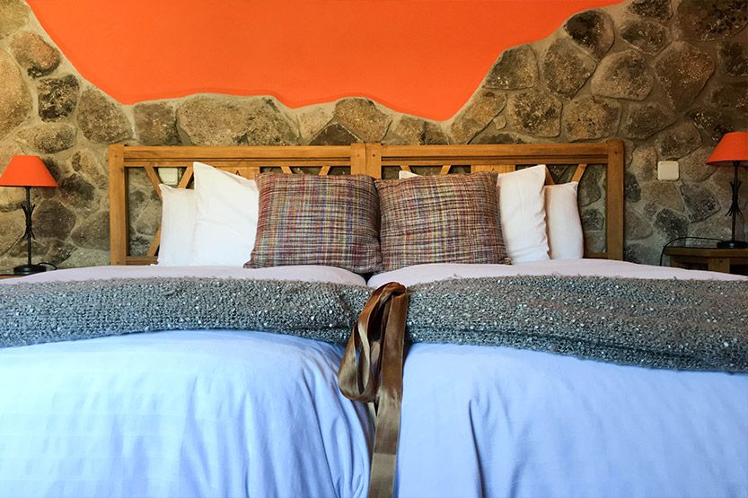 habitación con pared naranja