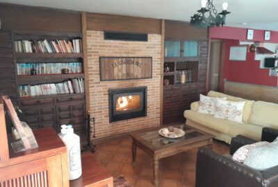 estantería con libros en salón