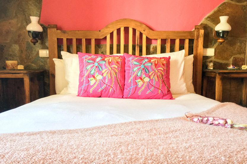 habitación con detalles en rosa