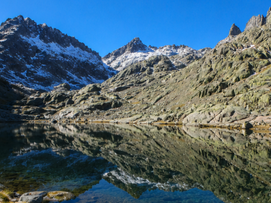 zona montaña y lago